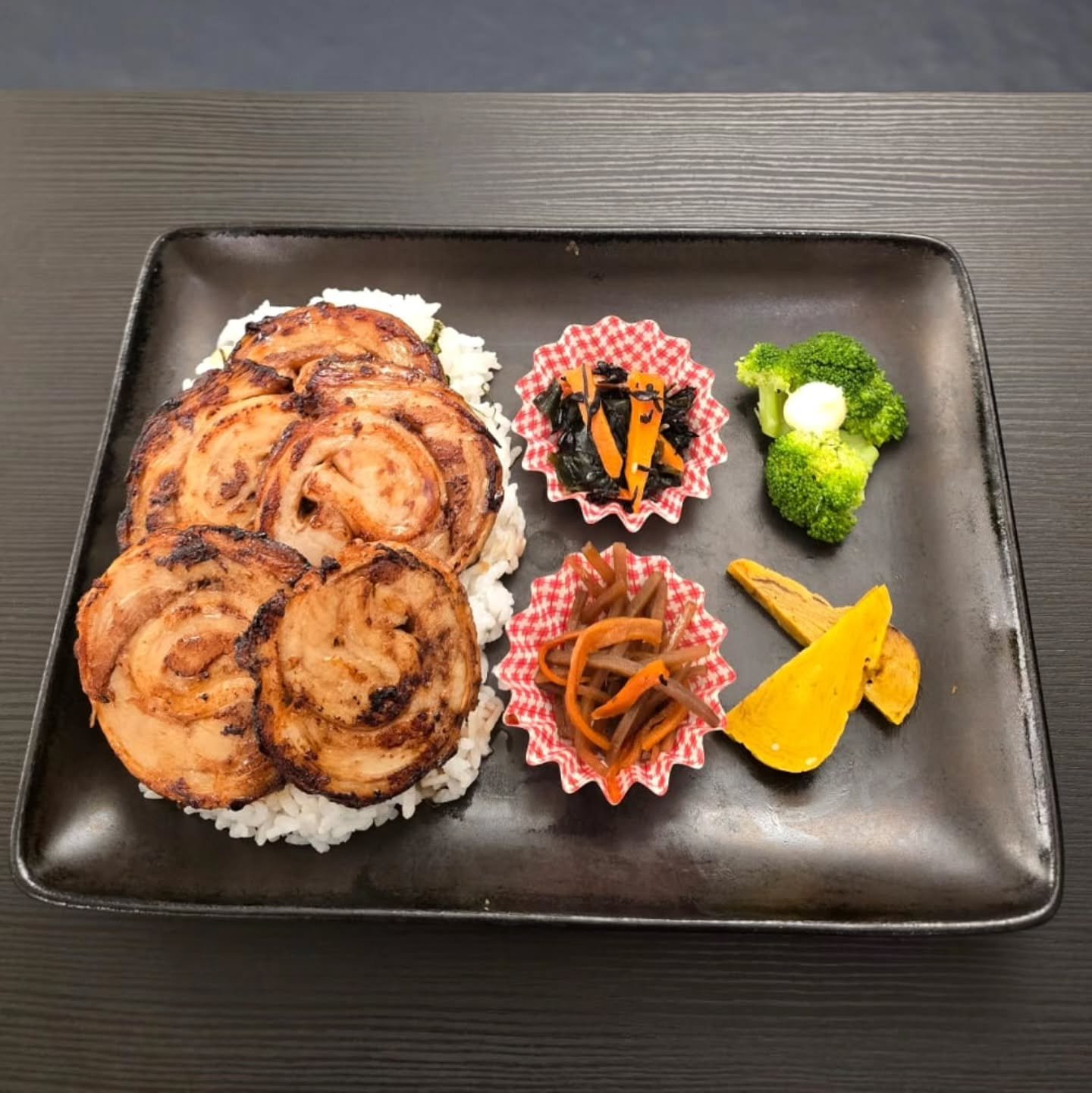 Chashu don con guarniciones caseras