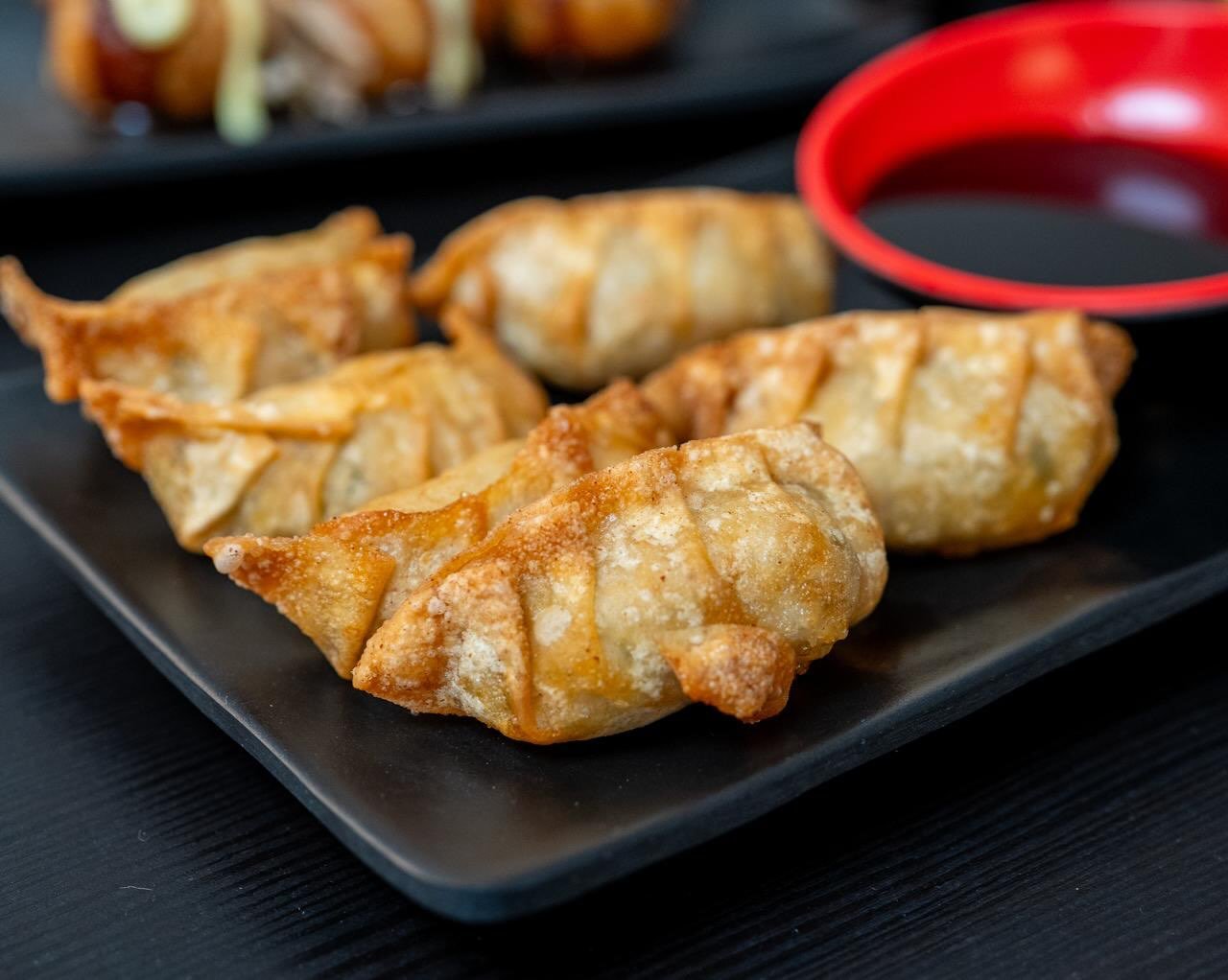 Gyozas fritas doradas servidas en un plato