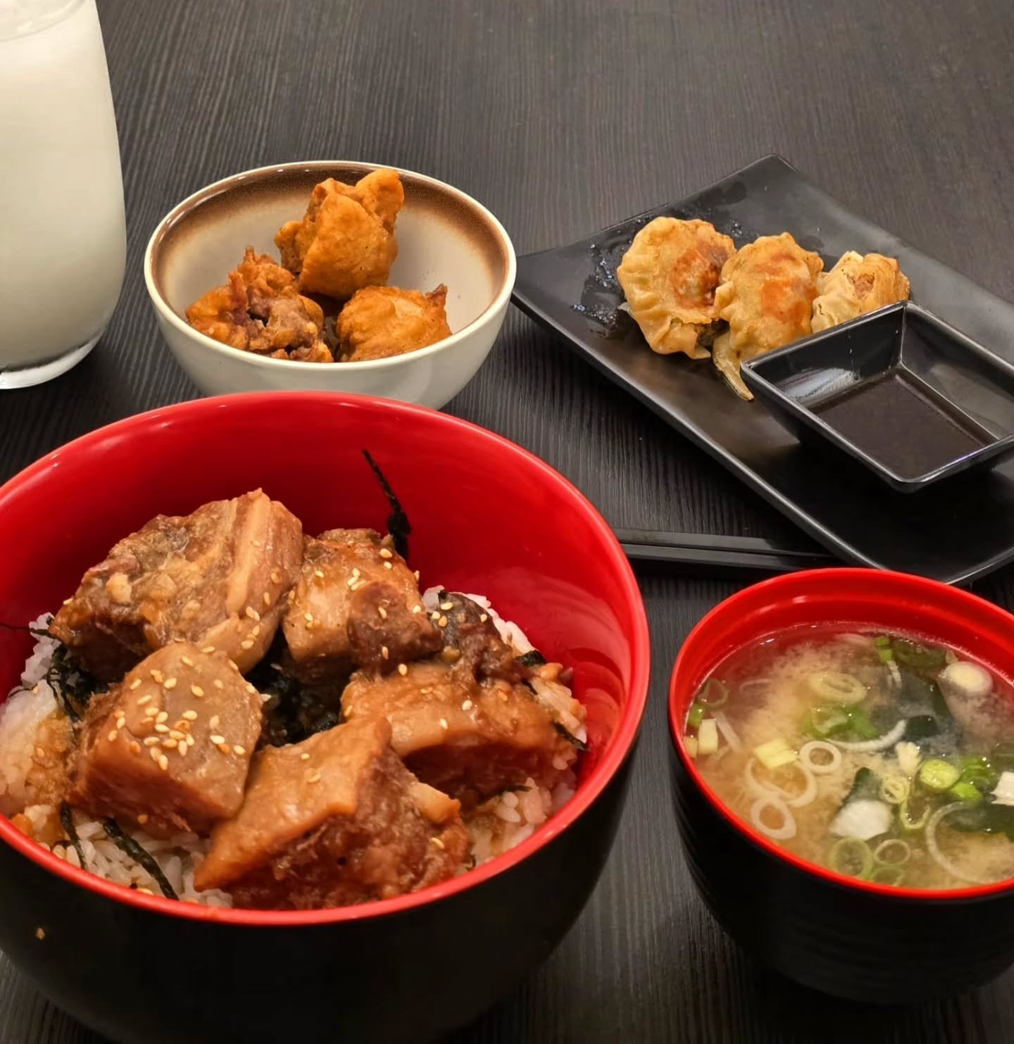 Kakuni don con karaage, gyozas y sopa miso