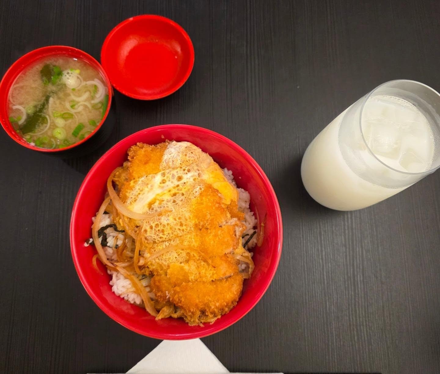 Katsudon servido con sopa miso