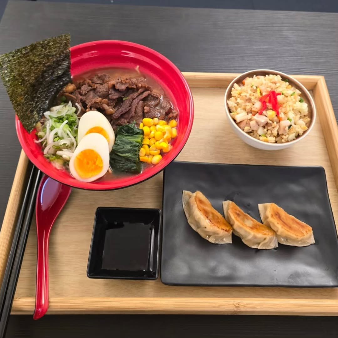Set de ramen de res con chahan y gyozas